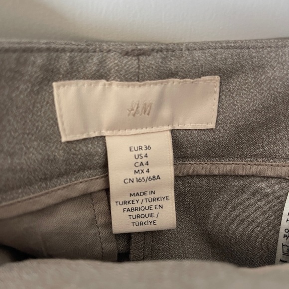 H&M Gray Cargo Pants with Relaxed Fit - Picture 2 of 3